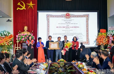 Thay mặt lãnh đạo Đảng, Nhà nước, đồng chí Trương Thị Mai, Ủy viên Bộ Chính trị, Thường trực Ban Bí thư Trung ương Đảng, Trưởng Ban Tổ chức Trung ương đã trao tặng Huân chương Lao động hạng Ba cho Ban Nhân Dân cuối tuần (Báo Nhân Dân).