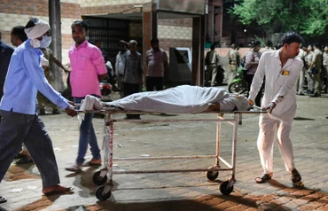 Chuyển thi thể nạn nhân thiệt mạng trong vụ giẫm đạp tại Hathras, bang Uttar Pradesh, Ấn Độ, ngày 3/7/2024. (Ảnh: THX/TTXVN)