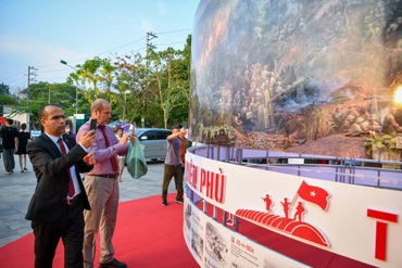 [Ảnh] Du khách tại Điện Biên thích thú với Triển lãm tương tác tranh panorama 
