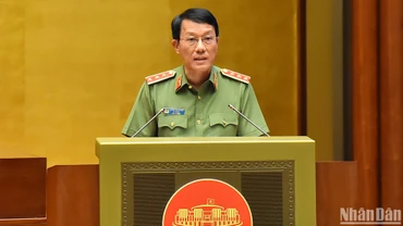 Bộ trưởng Công an Lương Tam Quang trình Tờ trình về dự án Luật Phòng, chống mua bán người (sửa đổi) trước Quốc hội chiều 7/6. (Ảnh: THỦY NGUYÊN)