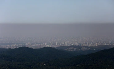 Các tòa nhà ở thành phố Sao Paulo (Brazil) chìm trong sương mù do ô nhiễm. (Ảnh: Reuters)