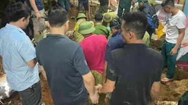 Nỗ lực đưa thi thể các nạn nhân ra ngoài. (Ảnh: Tú Ngọc)