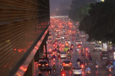 Mưa lớn cục bộ vào giờ tan tầm khiến giao thông tại Hà Nội ùn tắc nhẹ.