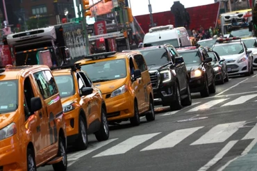 Thành phố New York (Mỹ) dự kiến tiến hành thu phí giảm tắc nghẽn với hầu hết các phương tiện đi vào trung tâm và khu vực phía nam Manhattan. Đây sẽ là khoản phí tắc nghẽn đầu tiên của Mỹ nếu được thông qua. (Ảnh: Reuters)