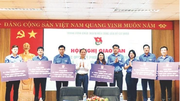 Lãnh đạo Trung ương Đoàn và Thường trực Tỉnh ủy Quảng Bình trao biển hỗ trợ công trình thanh niên tặng các tỉnh cụm Bắc Trung Bộ.