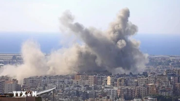 Khói bốc lên sau một cuộc không kích của Israel. (Ảnh: THX/TTXVN)