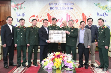 Đồng chí Lê Quốc Minh (thứ 4, từ trái sang) tặng quà Tết của Báo Nhân Dân đến cán bộ, chiến sĩ Bộ Tư lệnh Tác chiến không gian mạng. (Ảnh: Thành Đạt)
