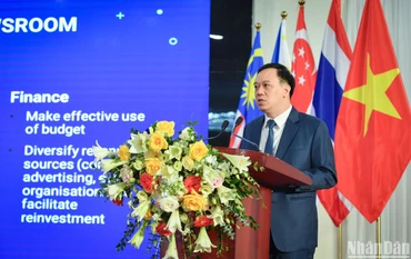 Nhà báo Ngô Việt Anh chia sẻ thực tiễn triển khai mô hình tòa soạn số và quá trình chuyển đổi số nói chung tại Báo Nhân Dân thời gian qua. 