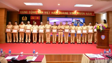 Cục Cảnh sát giao thông trao bằng khen tặng cán bộ, chiến sĩ tăng cường đợt 2 hoàn thành nhiệm vụ hỗ trợ tại các trung tâm đăng kiểm.