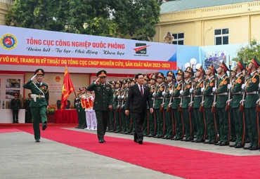 Chủ tịch Quốc hội Vương Đình Huệ duyệt đội danh dự tại lễ đón.