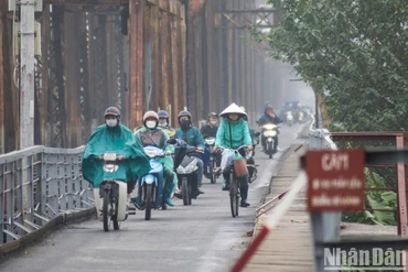 Các chuyên gia khuyến cáo người dân cần chú ý đến việc bảo vệ sức khỏe, đặc biệt đường hô hấp trong điều kiện nồm, ẩm còn kéo dài. (Ảnh: Nhật Quang)