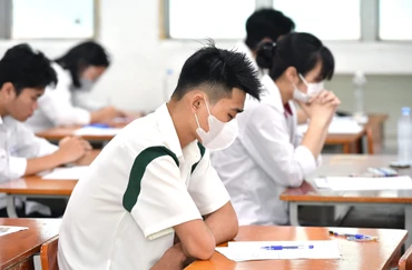 Các thí sinh chuẩn bị thi môn Ngữ văn. (Ảnh: Thành Đạt)