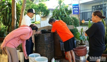 Cán bộ ngành Y tế Đắk Lắk hướng dẫn người dân thị xã Buôn Hồ diệt lăng quăng, bọ gậy phòng chống bệnh viêm não Nhật Bản. (Ảnh: Quang Nhật).