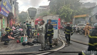 Lực lượng chức năng triển khai cứu hộ, cứu nạn tại hiện trường.