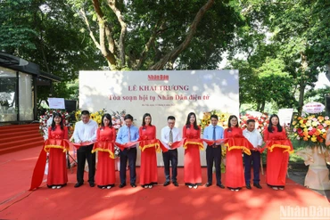 Tổng Biên tập Báo Nhân Dân Lê Quốc Minh và lãnh đạo các bộ, ban, ngành, Báo Nhân Dân đã thực hiện nghi thức cắt băng khai trương Tòa soạn hội tụ Nhân Dân điện tử.