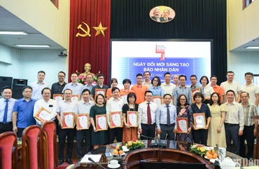 Đại diện các nhóm tác giả, đơn vị đạt giải tại Ngày đổi mới sáng tạo Báo Nhân Dân lần thứ hai chụp ảnh lưu niệm cùng Ban Biên tập Báo Nhân Dân. (Ảnh: Thành Đạt)