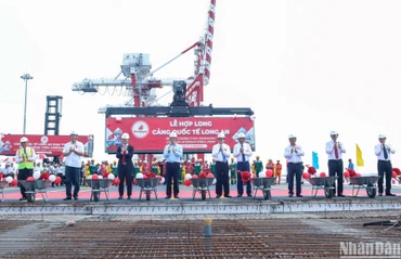 Lãnh đạo Trung ương, địa phương và Cảng Quốc tế Long An thực hiện nghi thức hợp long 7 cầu cảng.