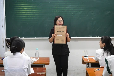 [Ảnh] Thí sinh đội mưa, hồi hộp bước vào môn đầu tiên của kỳ thi tốt nghiệp