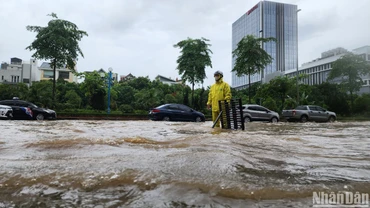 [Ảnh] Mưa lớn kéo dài, nhiều tuyến đường ở Hà Nội ngập sâu