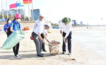 Các đoàn viên thanh niên ra quân vệ sinh bãi biển.