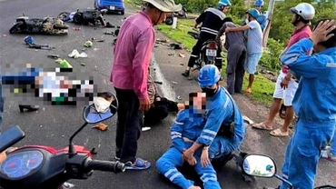 Hiện trường vụ xe ô-tô tông hàng loạt xe máy dừng đèn đỏ trên Quốc lộ 1A tại Bình Thuận ngày 2/9 vừa qua. 