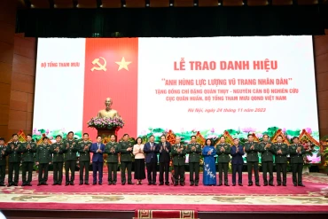 Các đại biểu chụp ảnh lưu niệm tại buổi lễ. (Nguồn: Đại biểu Nhân dân)