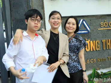 Cô giáo Hoàng Thu Bình động viên học trò trước khi các con bước vào kỳ thi quan trọng sau 12 năm trên ghế nhà trường.