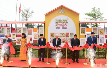 Các đại biểu cắt băng khai mạc trưng bày "Xuân xưa trên báo Tết". (Ảnh: Thành Đạt)