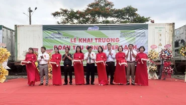 Lễ cắt băng khai trương đoàn tàu chở container lạnh từ ga Sóng Thần đi Trung Quốc. (Ảnh: Công ty vận tải Đường sắt Hà Nội)