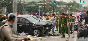 Cơ quan chức năng tiến hành khám nghiệm hiện trường. (Ảnh: Sơn Bách)