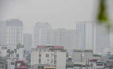 Bầu trời Hà Nội mù mịt trong sáng 11/8. (Ảnh: Thành Đạt)
