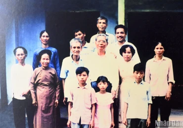 Đồng chí Nguyễn Văn Linh chụp ảnh cùng người thân, họ hàng tại xã Giai Phạm (Yên Mỹ, Hưng Yên). Ông Đặng Đình Được (thứ nhất, hàng cuối từ bên phải qua) đang trông coi, chăm sóc Khu tưởng niệm Tổng Bí thư Nguyễn Văn Linh. (Ảnh: THÀNH ĐẠT)