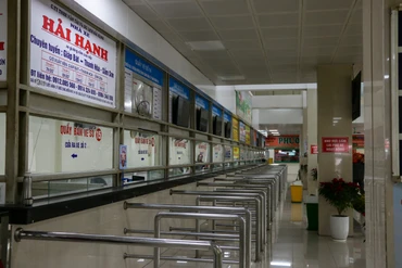 Khu vực bán vé tại bến xe Giáp Bát vắng bóng người mua. (Ảnh: Nhật Quang)