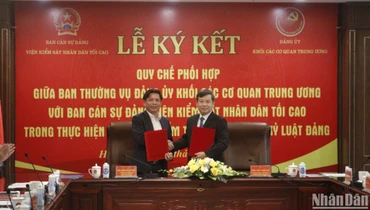 Các đồng chí Ủy viên Trung ương Đảng: Nguyễn Văn Thể và Lê Minh Trí ký kết văn bản phối hợp công tác.