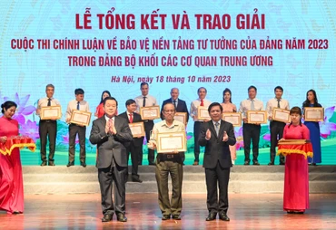 Trưởng Ban Tuyên giáo Trung ương Nguyễn Trọng Nghĩa và Bí thư Đảng ủy khối các cơ quan Trung ương Nguyễn Văn Thể trao bằng khen cho Đảng bộ Báo Nhân Dân. (Ảnh: Duy Linh)