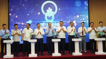 Lãnh đạo Bộ Công thương, TP Hà Nội, một số cơ quan, đơn vị và Tập đoàn Điện lực Việt Nam (EVN) thực hiện nghi thức phát động phong trào tiết kiệm điện toàn quốc năm 2023. 