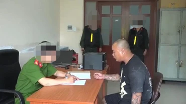 Một bị can đang lấy lời khai tại cơ quan chức năng (Ảnh: Công an cung cấp)
