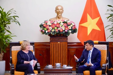 Thứ trưởng Thường trực Bộ Ngoại giao Nguyễn Minh Vũ tiếp đoàn nghị sĩ Thượng viện Pháp do bà Catherine Deroche, Chủ tịch Uỷ ban các vấn đề xã hội, Chủ tịch nhóm Nghị sĩ hữu nghị Pháp-Việt làm trưởng đoàn.