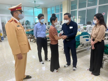Ông Khuất Việt Hùng, Phó Chủ tịch chuyên trách Ủy ban An toàn giao thông Quốc gia đã tới thăm hỏi, động viên và trao hỗ trợ cho các nạn nhân trong vụ việc.