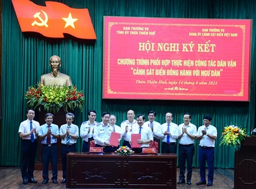 Thừa Thiên Huế và Cảnh sát biển Việt Nam cùng nhau ký kết Chương trình phối hợp thực hiện công tác dân vận "Cảnh sát biển đồng hành với ngư dân”.