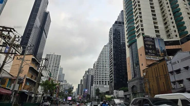 Nhà cao tầng tại Thái Lan không bị ảnh hưởng nặng do động đất ngày 28/3. (Ảnh: Xuân Sơn).