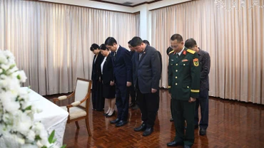 Đoàn đại biểu Đại sứ quán Việt Nam tại Thái Lan dành một phút mặc niệm tưởng nhớ nguyên Chủ tịch Đảng, nguyên Chủ tịch nước, nguyên Thủ tướng nước Cộng hòa Dân chủ Nhân dân Lào Khamtay Siphandone.