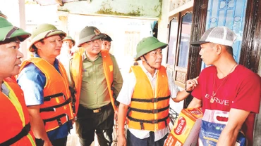 Lãnh đạo tỉnh Thừa Thiên Huế thăm hỏi, tặng quà người dân tại vùng "rốn lũ" huyện Quảng Điền.