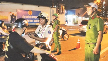 Các lực lượng chức năng phối hợp kiểm tra nồng độ cồn đối với người tham gia giao thông trên địa bàn thành phố Thủ Đức.