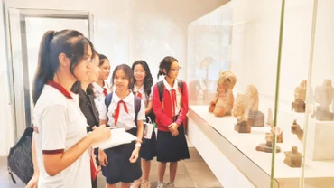Học sinh tham quan Bảo tàng Lịch sử Thành phố Hồ Chí Minh.
