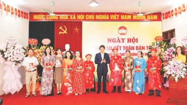 Tôn vinh các gia đình có nhiều đóng góp trong phong trào thi đua yêu nước tại Ngày hội Đại đoàn kết toàn dân tộc trên địa bàn quận Nam Từ Liêm.