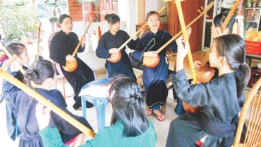 Một lớp truyền dạy hát Then ở huyện Chợ Đồn, tỉnh Bắc Kạn. (Ảnh THU TRANG)