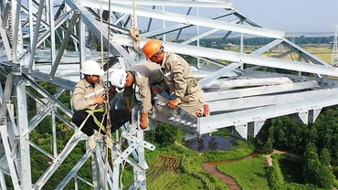Các nhà thầu đẩy nhanh tiến độ dựng cột, kéo đường dây 500 kV mạch 3 đoạn Quảng Trạch - Quỳnh Lưu. Ảnh Tập đoàn Điện lực Việt Nam cung cấp