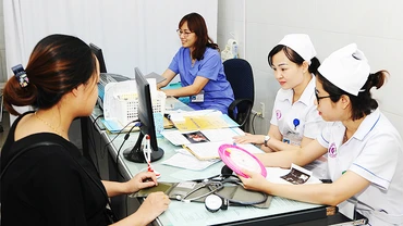 Bệnh án điện tử giúp thuận lợi trong việc thăm khám của các y, bác sĩ và người bệnh. Ảnh: HẢI NAM