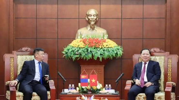 Đại sứ Mông Cổ tại Việt Nam Jigjee Sereejav (trái) và Bí thư Tỉnh ủy Hòa Bình Nguyễn Phi Long tại buổi làm việc.